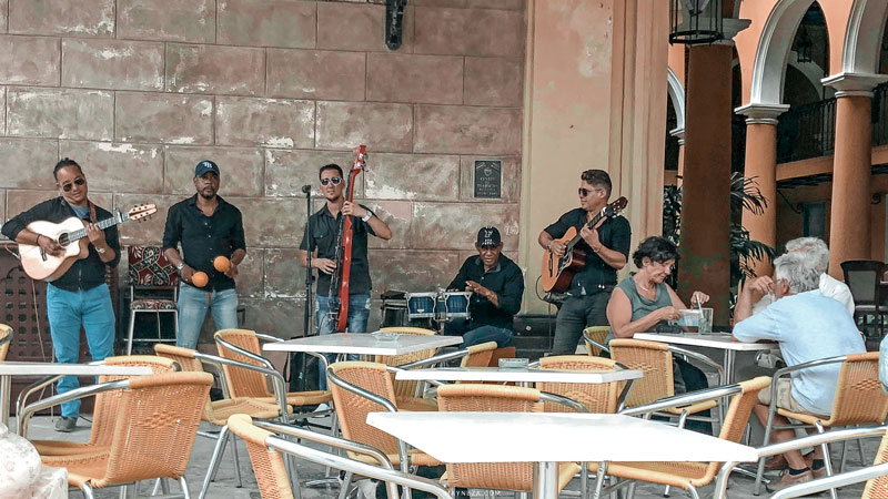 Restaurante Plaza de la catedral - grupo tocando salsa