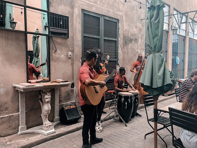 Músicos tocando salsa en la Habana