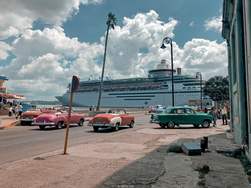 Autos en el Malecón de la Habana, Cuba